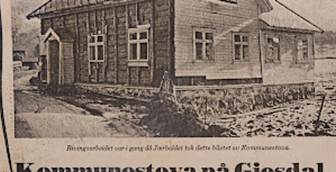 Gammel avisartikkel med bilde av kommunalt bygg i Gjesdal